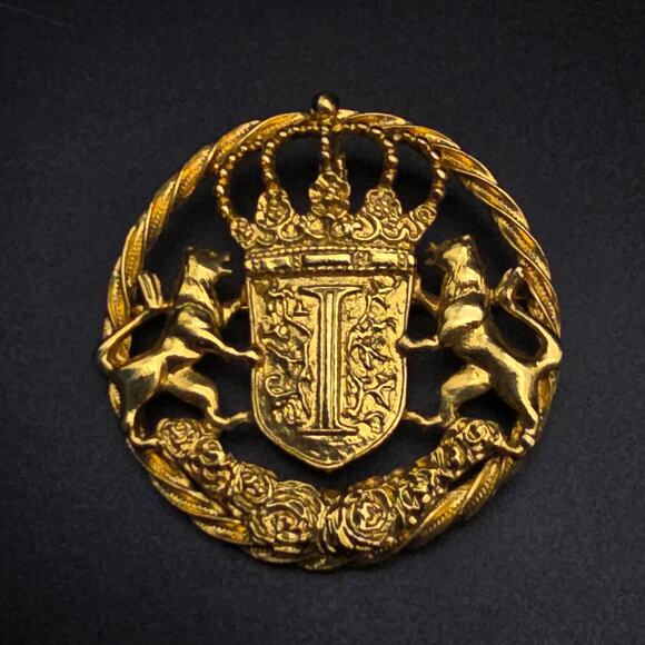 Ivanka Trump Crest Brooch Coat of Arms Gold Tone Lions Costume Jewelry - Picture 1 of 5